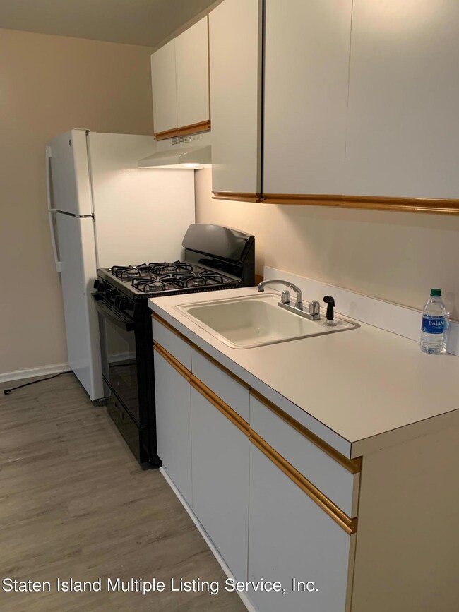 63 Timber Ridge Dr, Staten Island, NY 10306 - photo 3