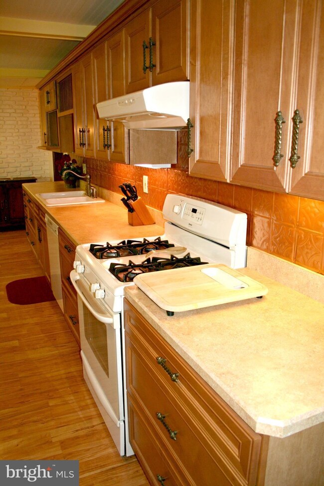 27 E Chatsworth Ave, Reisterstown, MD 21136 - photo 3