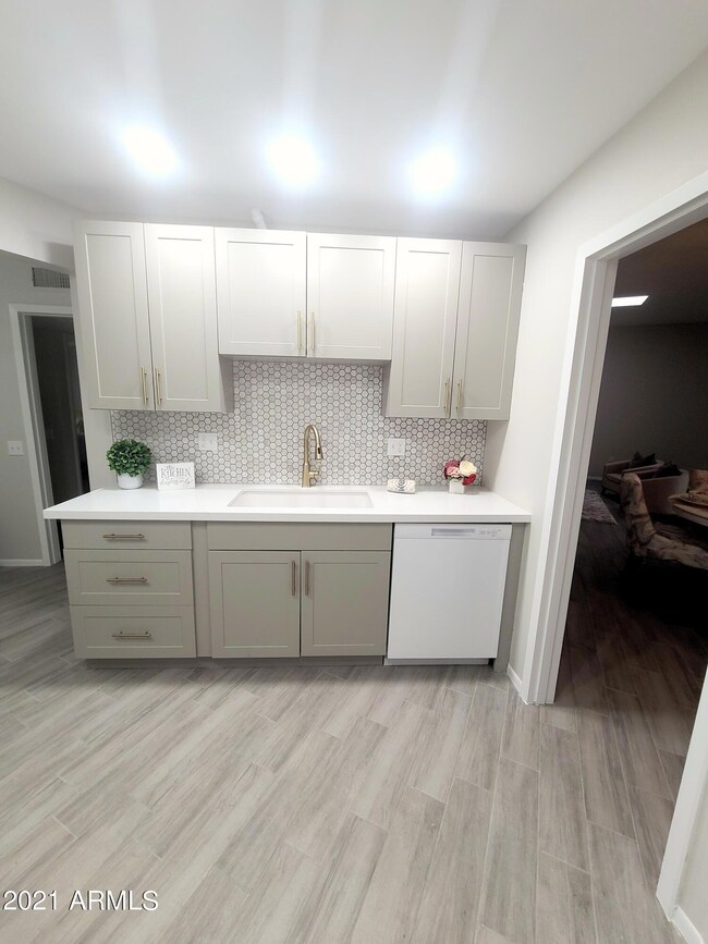 10880 W Thunderbird Blvd, Sun City, AZ 85351 - photo 7