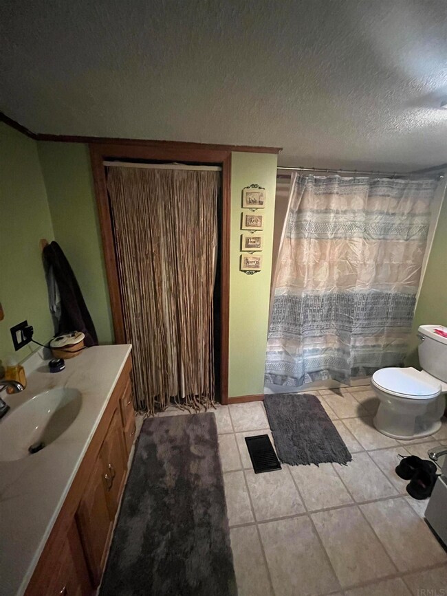 102 W Lyons St, Swayzee, IN 46986 - photo 5