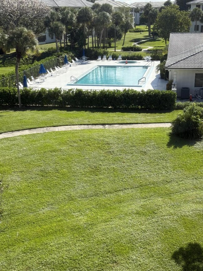 3710 Whitehall Dr unit 4010, West Palm Beach, FL 33401 - photo 4