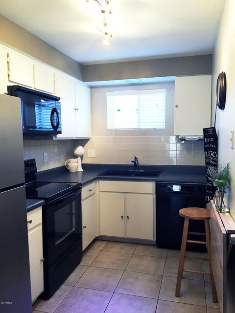 Black & white kitchen