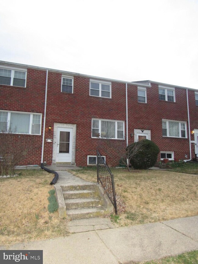 913 Regina Dr, Halethorpe, MD 21227 - photo 2