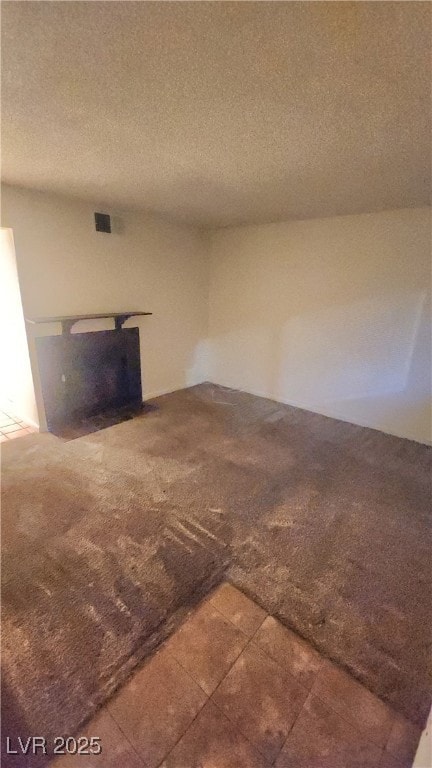 Living room with a fireplace with flush hearth, a