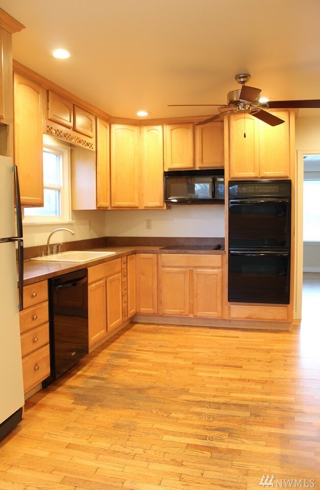 1057 Mckinley St, Enumclaw, WA 98022 - photo 6