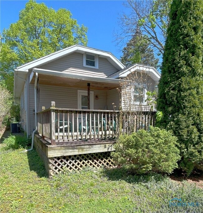 SPACIOUS WOOD DECK REAR