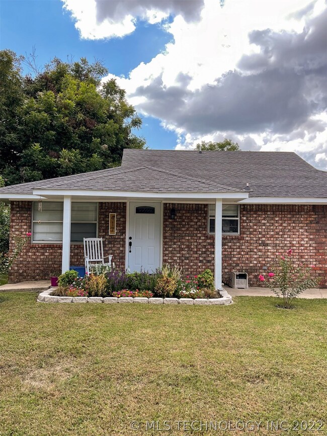417 W 15th St, Ada, OK 74820 - photo 2