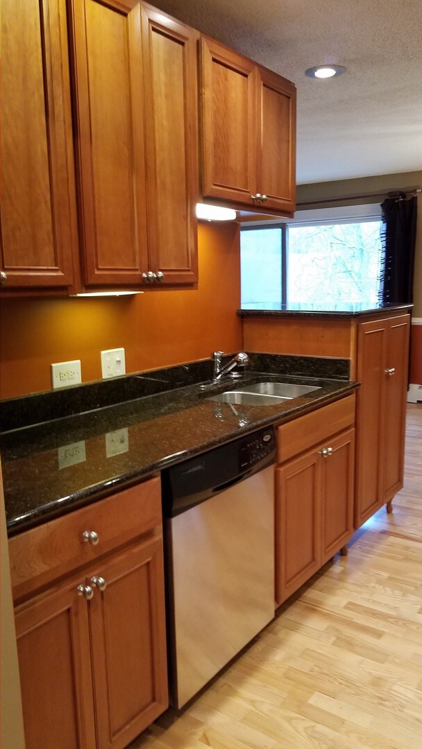 1611 Ashland Ave unit 301, Des Plaines, IL 60016 - photo 5