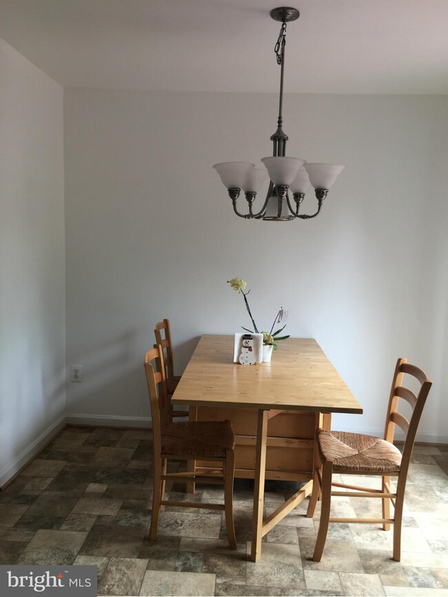 15281 Valley Stream Dr, Woodbridge, VA 22191 - photo 4