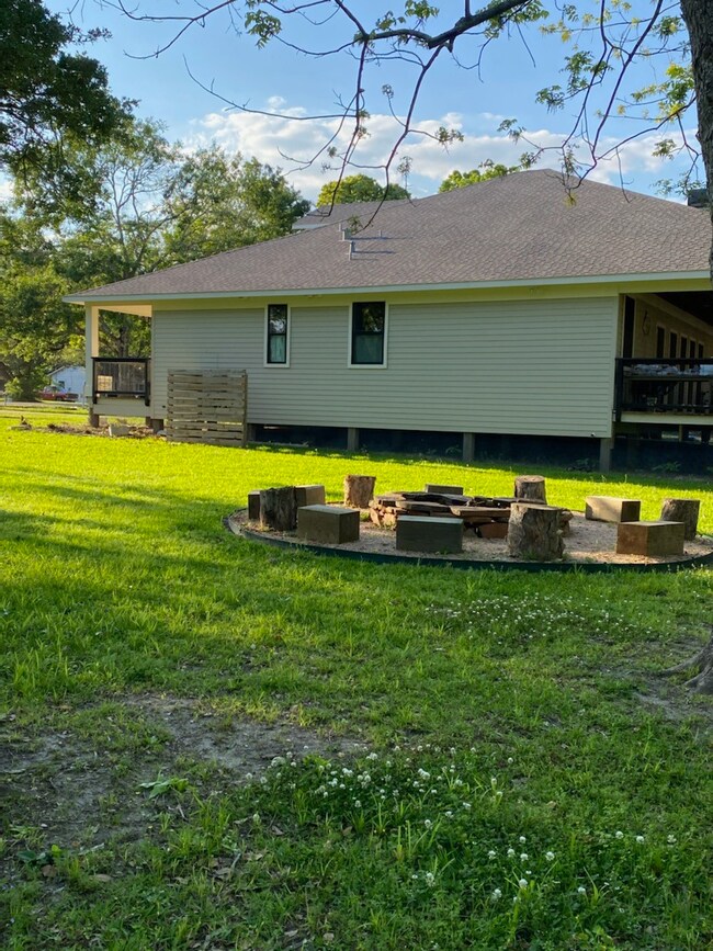 208 N Shirley St, Alvin, TX 77511 - photo 5