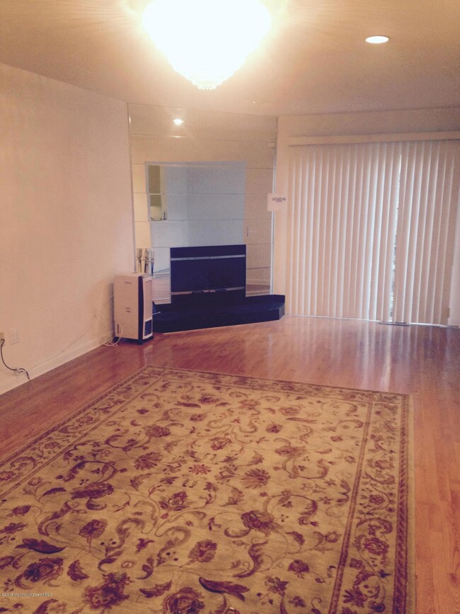 LIVING ROOM WITH WOOD FLOOR