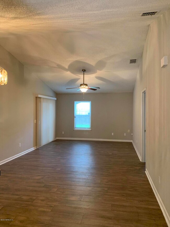 5524 Community Oaks livingroom 1