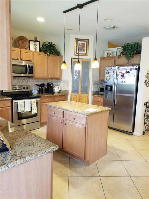 Kitchen with Island, SS Appliances