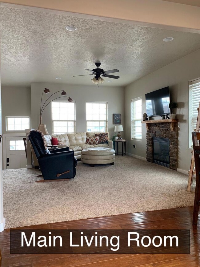 Main Living Room<|><|>