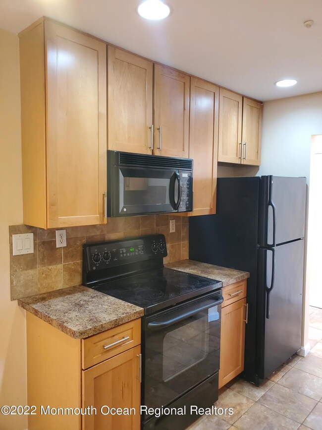 82 Amberly Dr unit C, Manalapan, NJ 07726 - photo 4