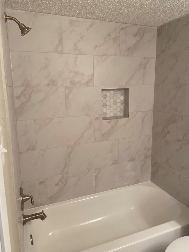 5630 Birchmont Dr unit C, Houston, TX 77091 - photo 4