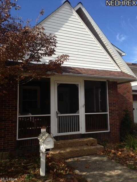 close up view of 3 season sunroom or enclosed porc