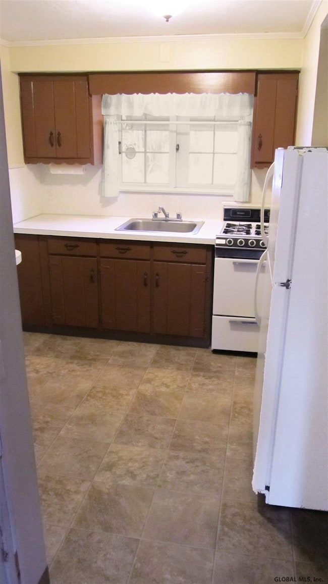 313 Perry St unit 2nd floor, Schenectady, NY 12306 - photo 3