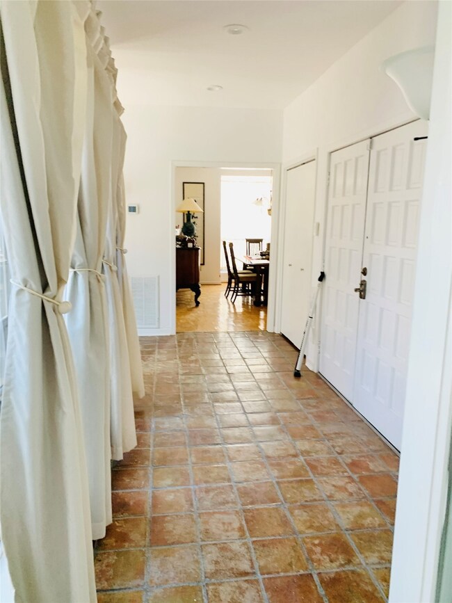 610 Briar Hill Dr, Houston, TX 77042 - photo 7