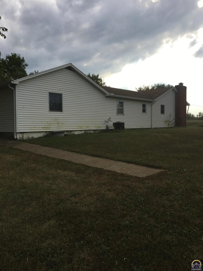 13813 166th Rd, Mayetta, KS 66509 - photo 4
