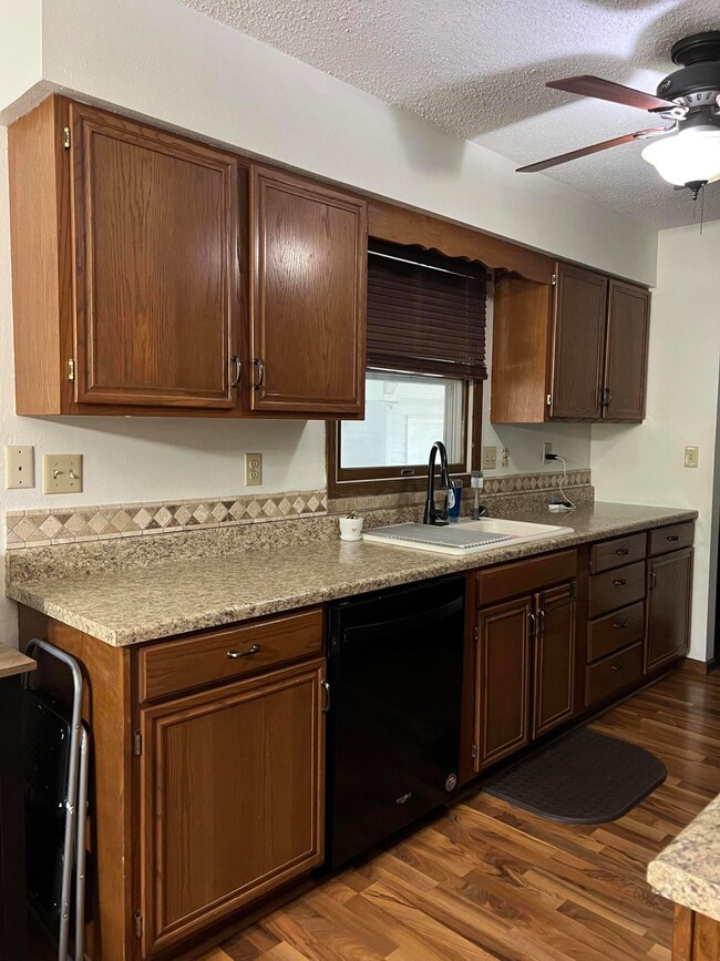 1608 Bridle Dr, Mitchell, SD 57301 - photo 7