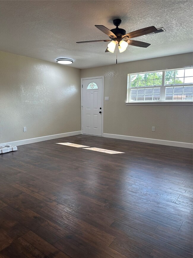 606 Verhalen Rd unit B, Alvin, TX 77511 - photo 3