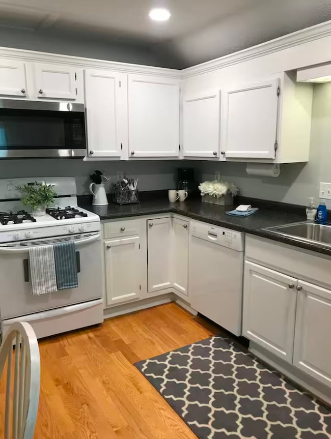 136 N Batavia Ave unit 2, Batavia, IL 60510 - photo 3