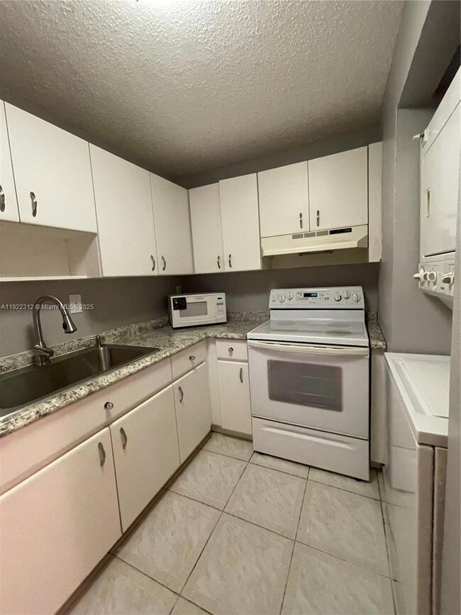 Samari Lake unit 2424, Hialeah, FL 33016 - photo 3