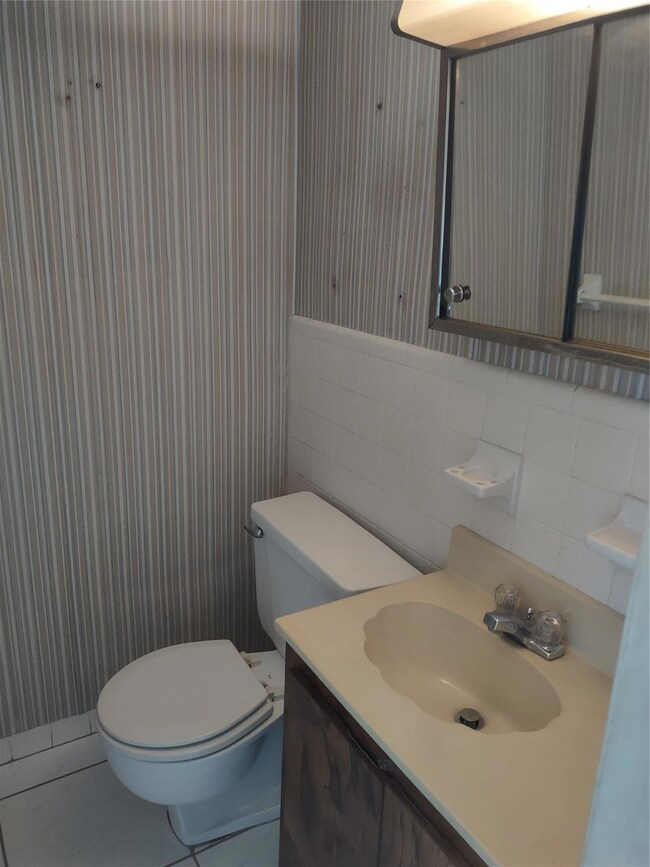hall 1/2 bath