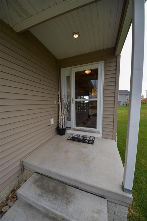 3106 Blackberry Cir SW, Cedar Rapids, IA 52404 - photo 2