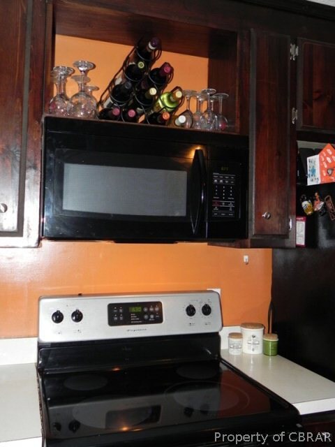 Kitchen w/stove