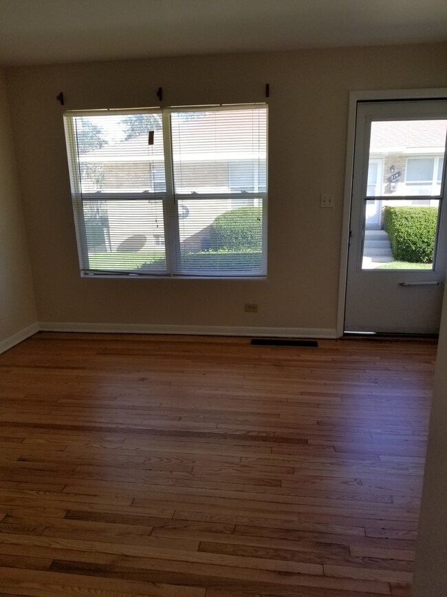 706 N Linden Ave unit 706, Waukegan, IL 60085 - photo 4