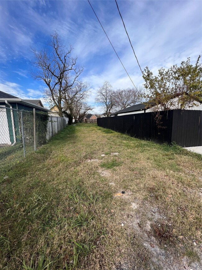 6520 Sidney St, Houston, TX 77021 - photo 4