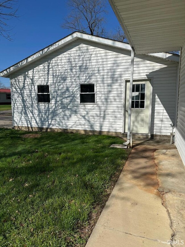 1122 NW C St, Linton, IN 47441 - photo 4