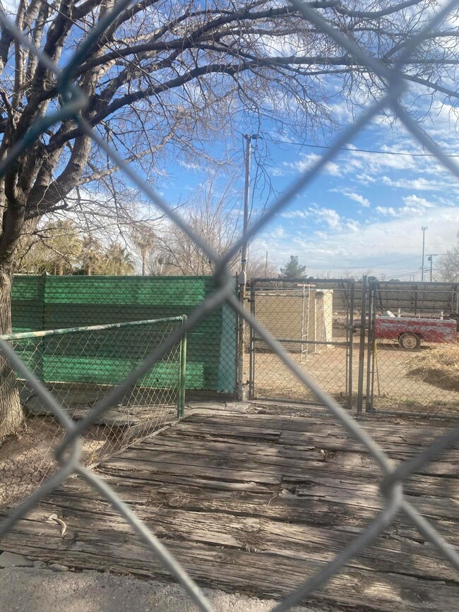 324 Kitt Rd, El Paso, TX 79915 - photo 6