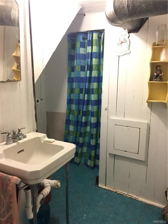 Basement full bathroom