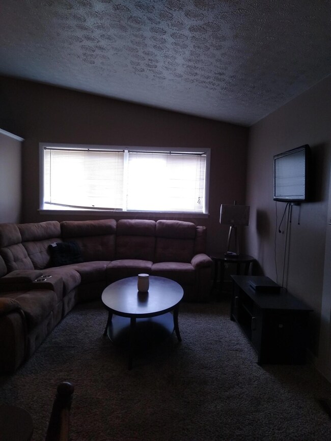 1526 Simpson Dr, Columbus, OH 43227 - photo 2