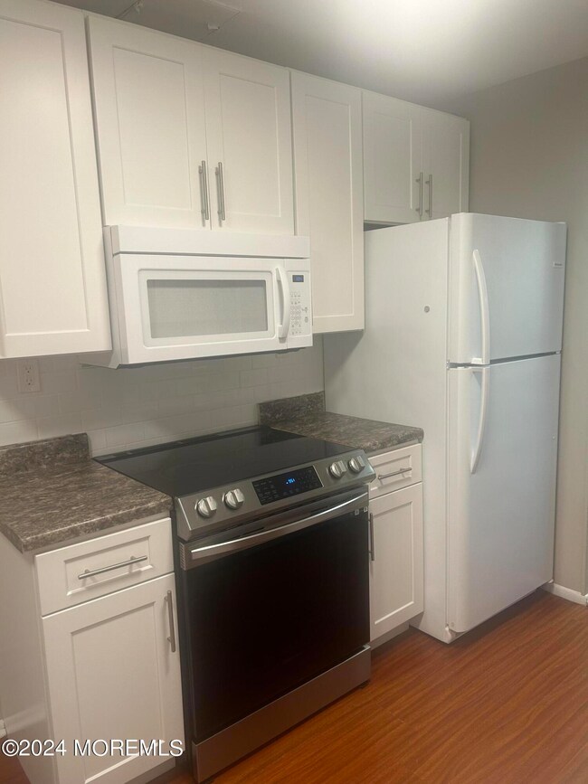 40 Meadow Green Cir unit C, Manalapan, NJ 07726 - photo 2