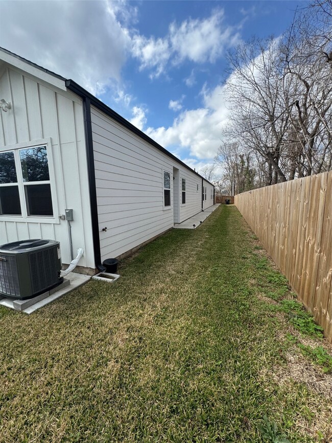 8424 Wileyvale Rd unit B, Houston, TX 77016 - photo 7