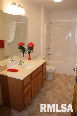 1647 W 66th St, Davenport, IA 52806 - photo 6