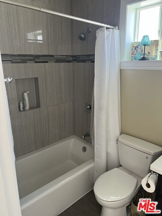 2nd Room bathroom/shower