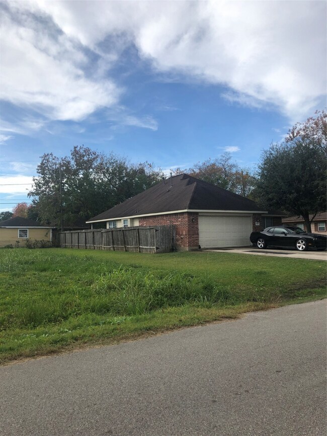 3458 Mount Pleasant St, Houston, TX 77021 - photo 4