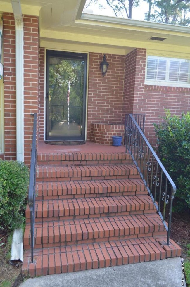 2925VictoriaCirFrontDoor