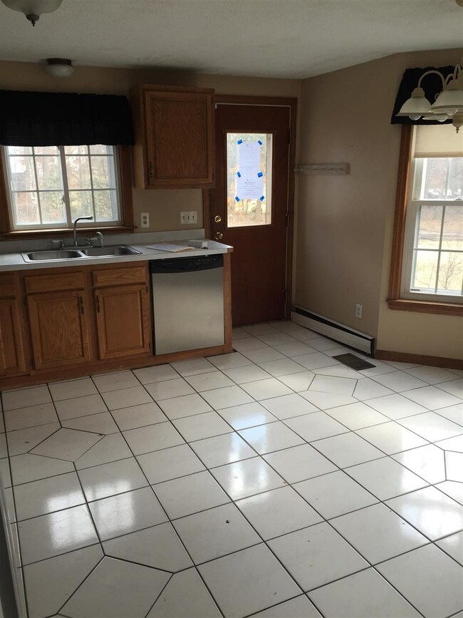 89 Litchfield Rd, Londonderry, NH 03053 - photo 2