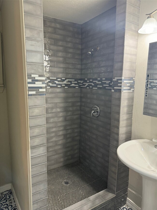 411 Lindale St unit B, Houston, TX 77022 - photo 7