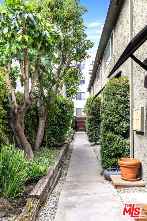 4443 Saugus Ave unit 3, Sherman Oaks, CA 91403 - photo 4