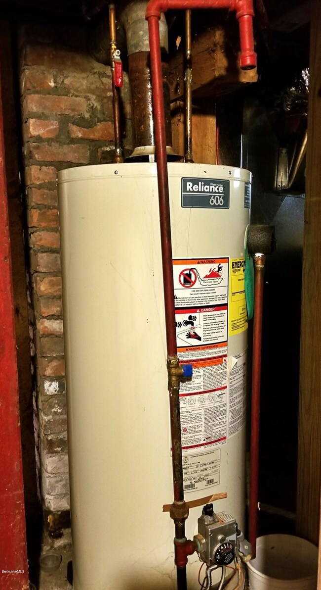 11 Harris St, North Adams, MA 01247 - photo 6