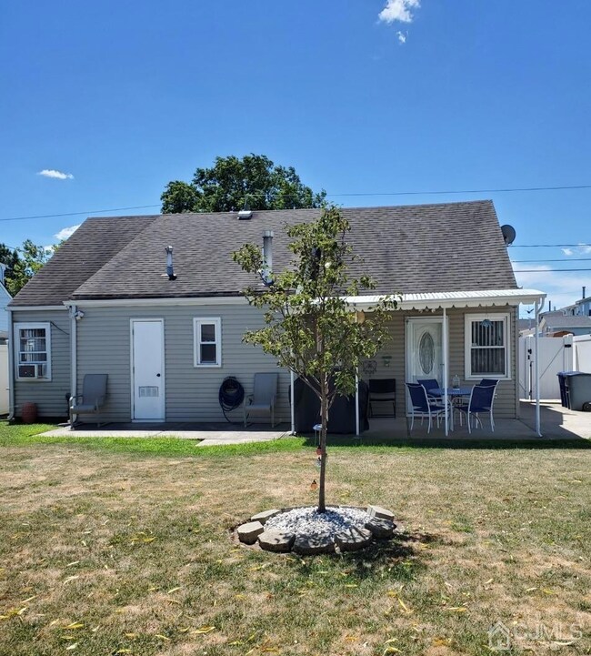 82 Sycamore St, Carteret, NJ 07008 - photo 2