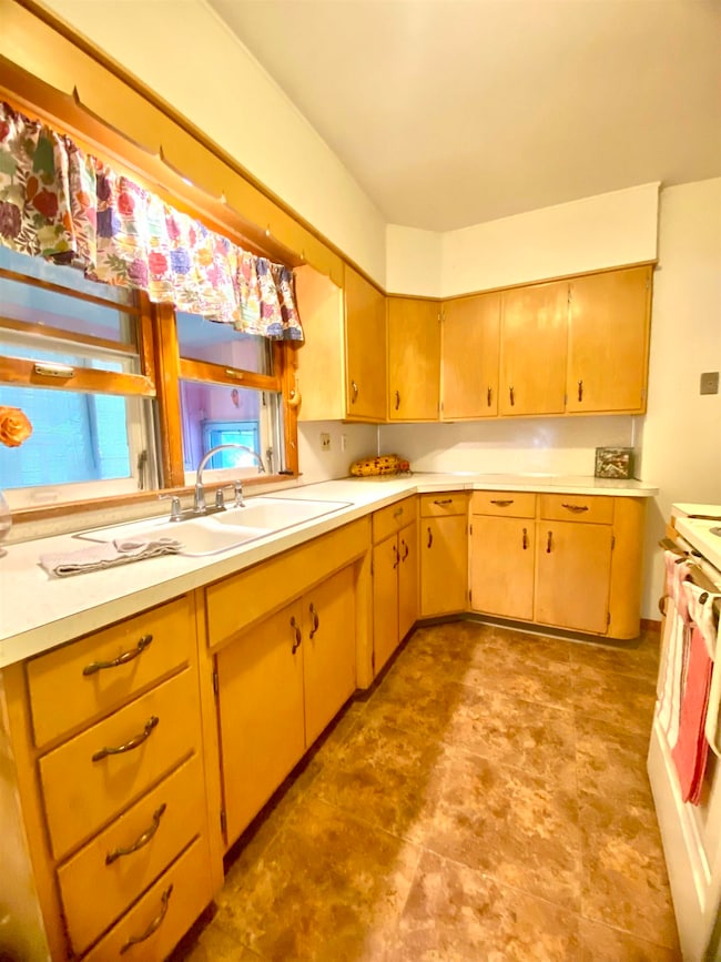 1664 Hawthorne Ave, Waterloo, IA 50702 - photo 4