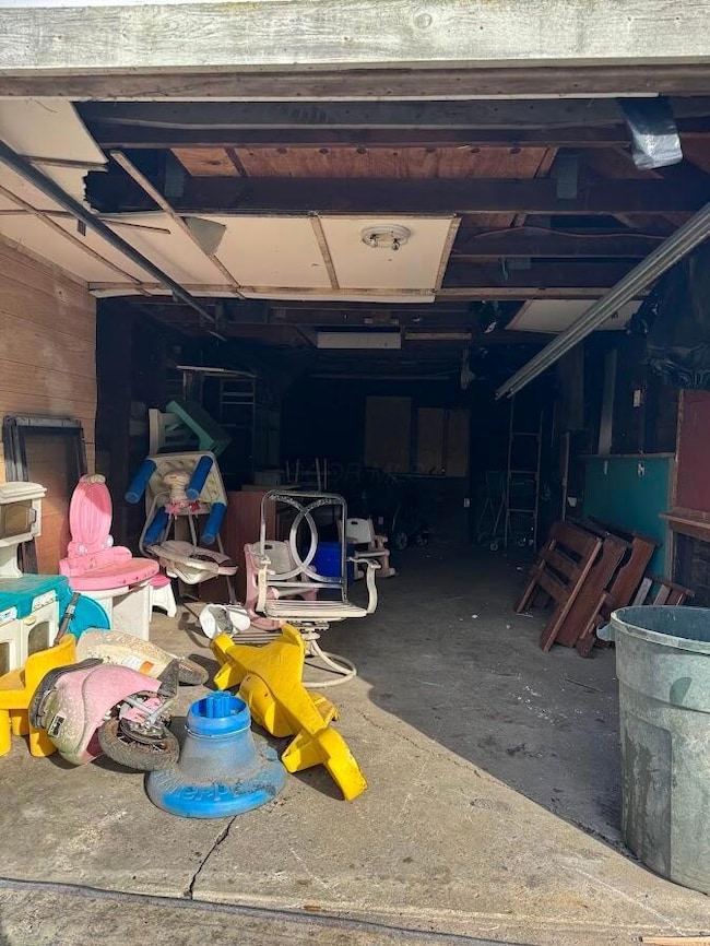 1037 Garage